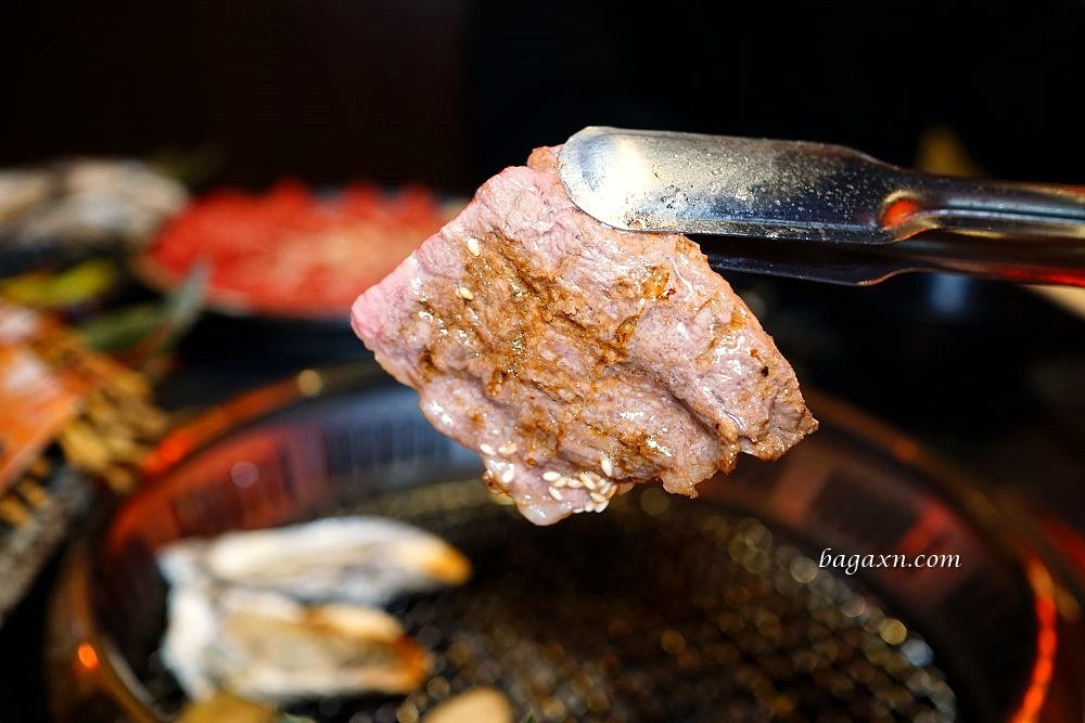 豐原燒肉│石頭日式炭火燒肉豐原館。2023改版新菜單，高品質肉類海鮮還有甜點櫃