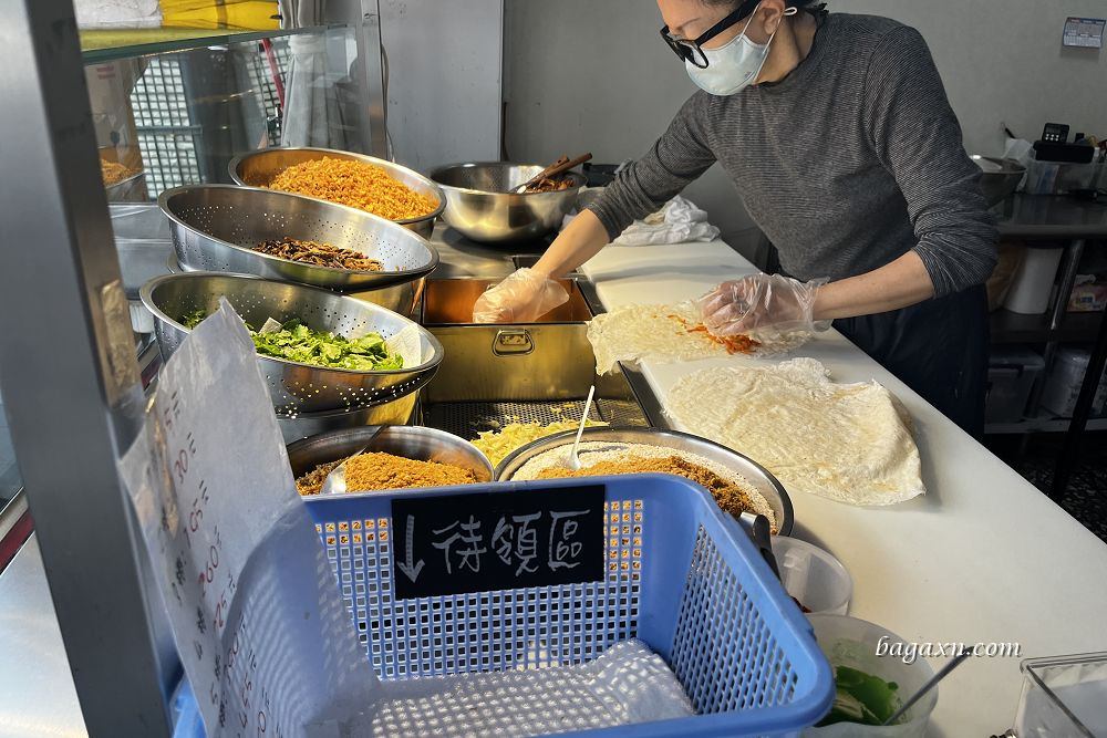 台中南屯│阿靜潤餅大墩十街店。滷肉入餡可挑肥瘦還不錯