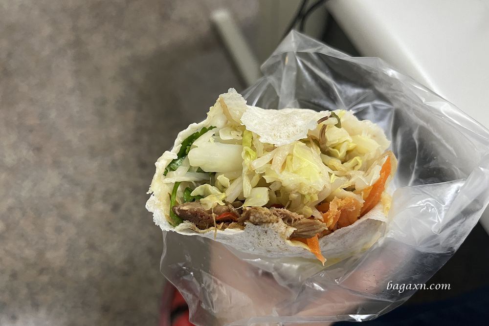 台中南屯│阿靜潤餅大墩十街店。滷肉入餡可挑肥瘦還不錯