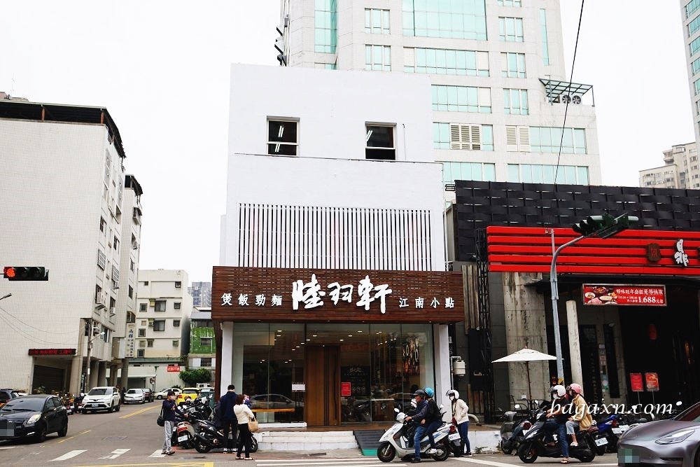 台中漢口路美食│陸羽軒。陸園旗下新品牌，主打江南小點煲飯勁麵