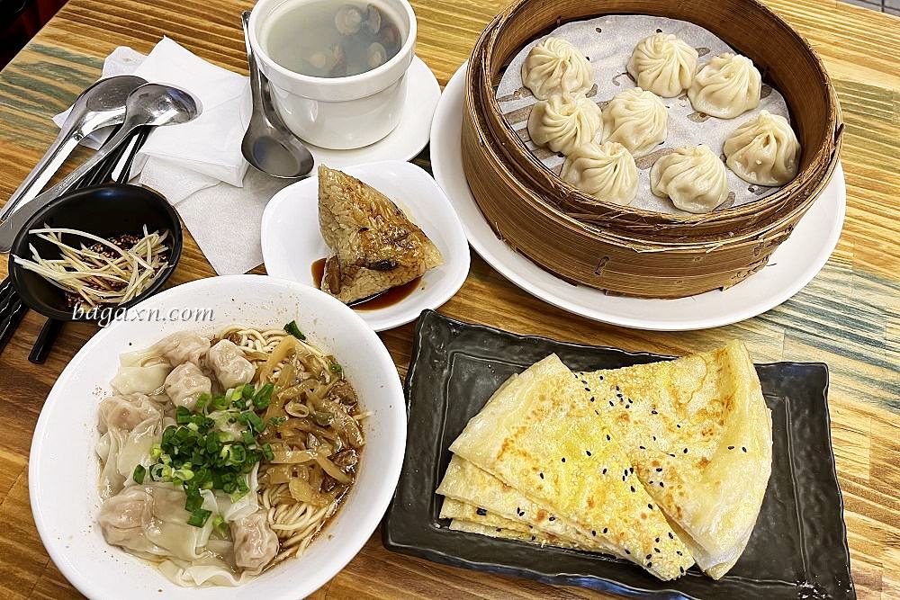 台中西區│饕之鄉李姐的店。小籠湯包汁多餡滿，綠豆餡餅酥甜好吃