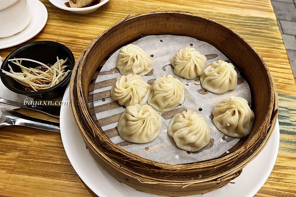 台中西區│饕之鄉李姐的店。小籠湯包汁多餡滿，綠豆餡餅酥甜好吃