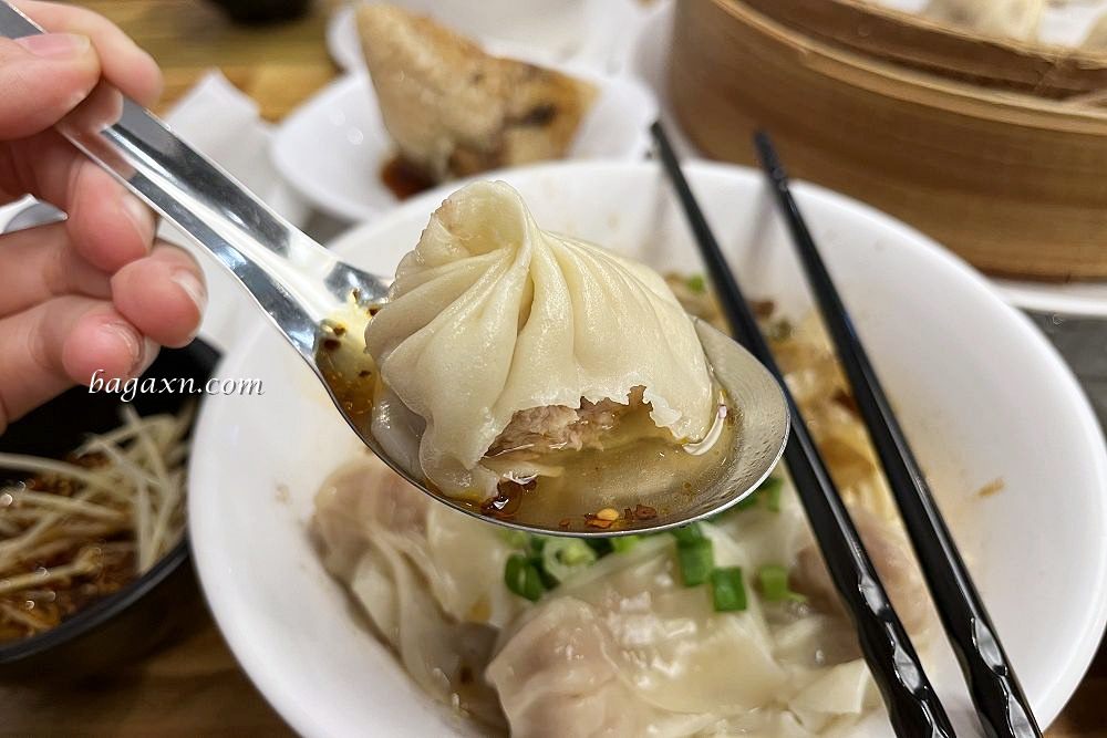 台中西區│饕之鄉李姐的店。小籠湯包汁多餡滿，綠豆餡餅酥甜好吃
