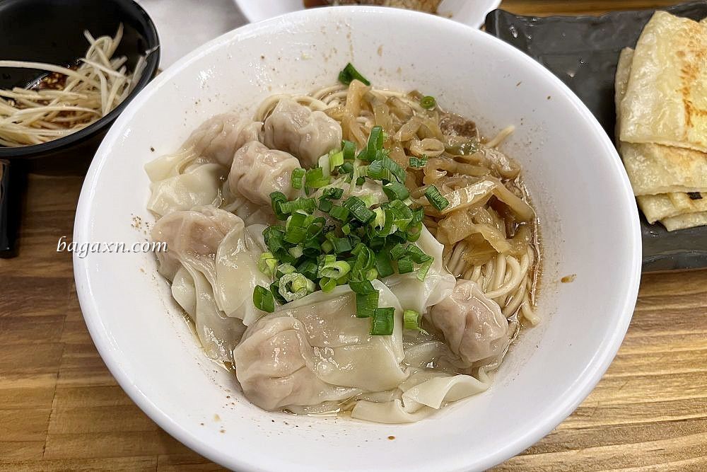 台中西區│饕之鄉李姐的店。小籠湯包汁多餡滿，綠豆餡餅酥甜好吃