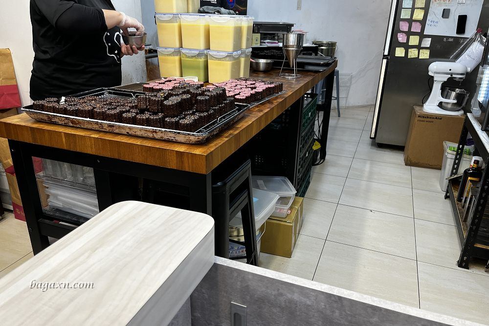 台中南屯│DelleBakery可麗露專賣店。外酥內軟口味很多，不小心就會買太多