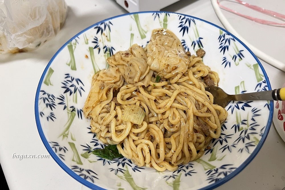 台中南屯│鄉遇麵棧。很淋辣乾拌麵與肉骨茶湯頗有特色