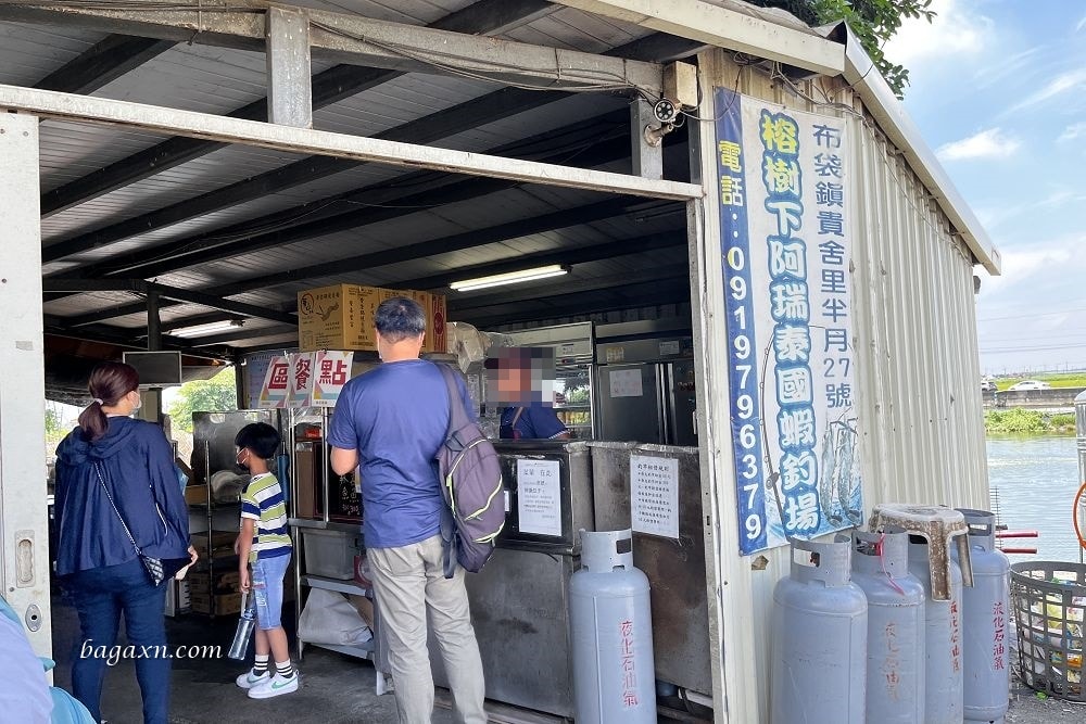 嘉義布袋│榕樹下阿瑞戶外釣蝦場。泰國蝦超好釣，親子同樂的好去處