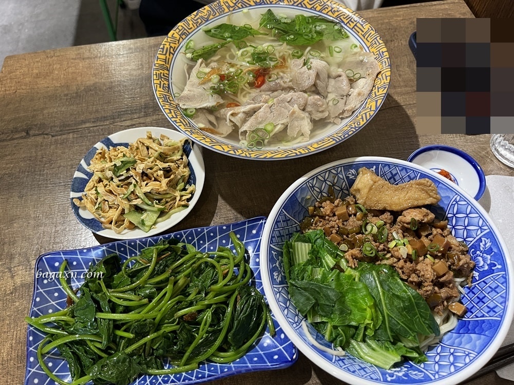 台中南屯│春梅家。美味的家常麵食館，剝皮辣椒肉醬麵好吃