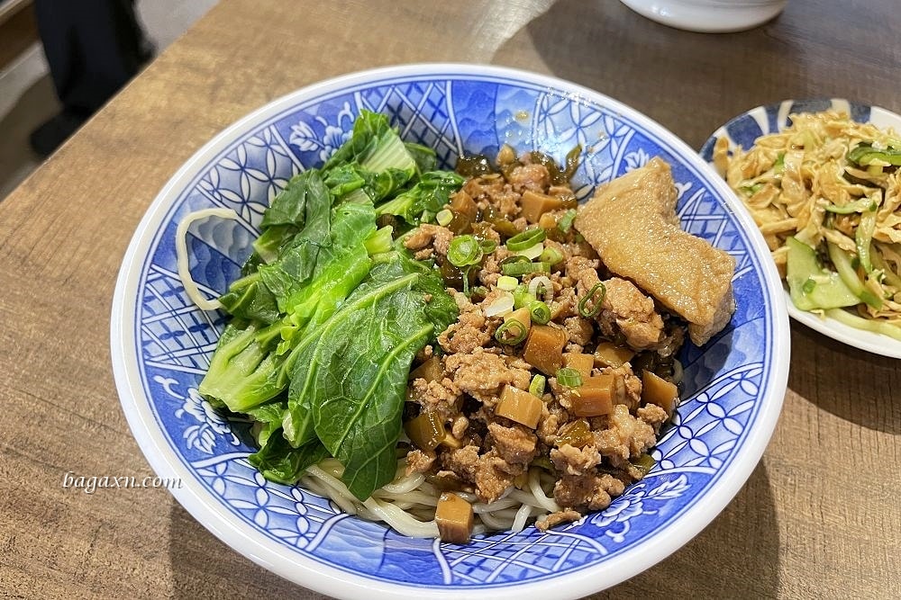 台中南屯│春梅家。美味的家常麵食館，剝皮辣椒肉醬麵好吃
