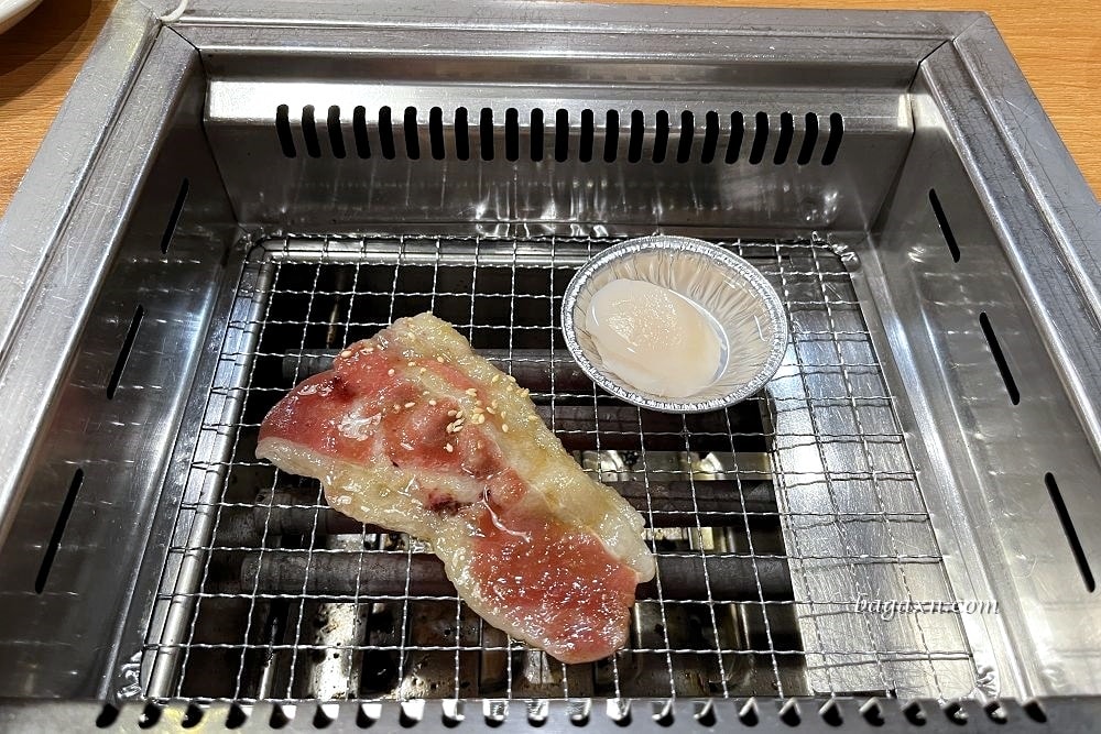 台中南屯│one&one燒肉大墩店。有雞軟骨超讚~一人吃燒肉也不尷尬