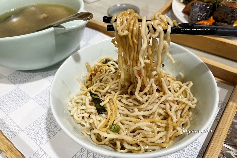 台中南屯│龍涎居好湯-南屯旗艦店。雞湯專賣店，但我覺得麵更美味