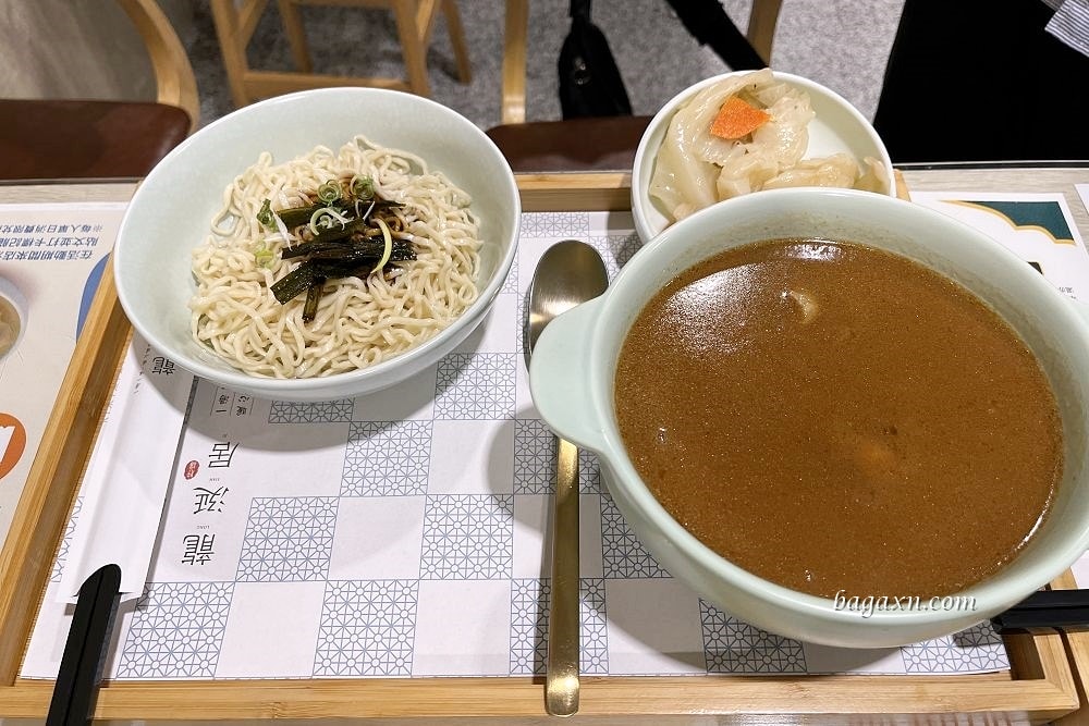 台中南屯│龍涎居好湯-南屯旗艦店。雞湯專賣店，但我覺得麵更美味