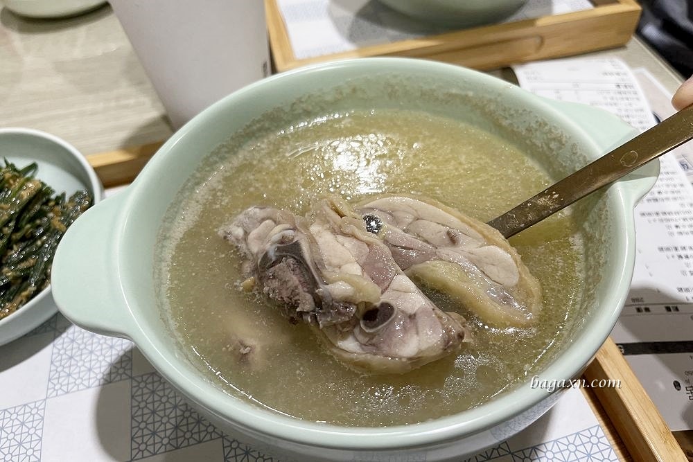 台中南屯│龍涎居好湯-南屯旗艦店。雞湯專賣店，但我覺得麵更美味