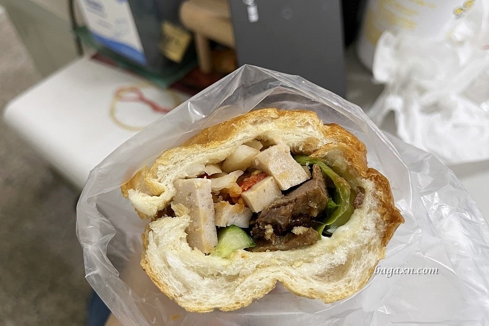 台中南屯│珊珊越南美食。法國麵包料多脆口，料多清爽無負擔