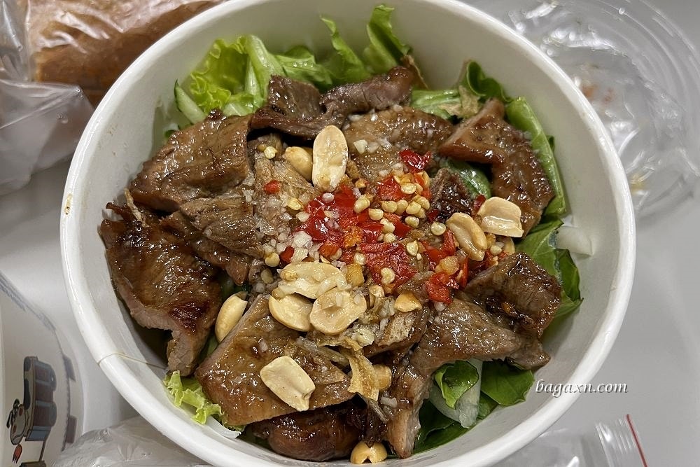 台中南屯│珊珊越南美食。法國麵包料多脆口，料多清爽無負擔