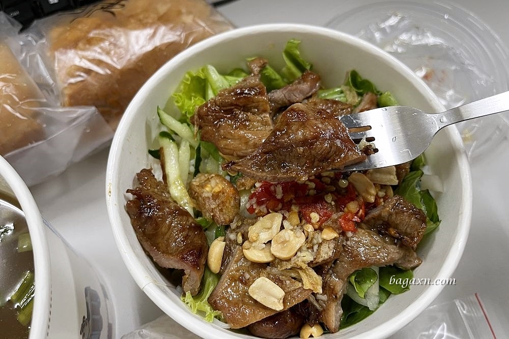 台中南屯│珊珊越南美食。法國麵包料多脆口，料多清爽無負擔