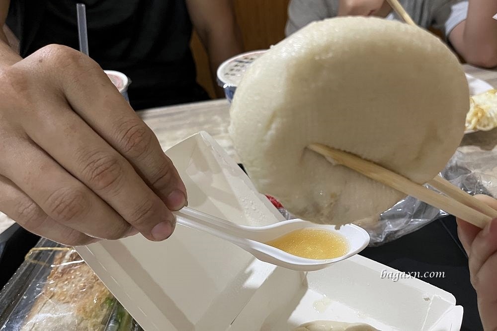 高雄早餐│興隆居。湯包是招牌，但我覺得燒餅更讚