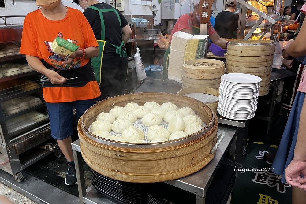 高雄早餐│興隆居。湯包是招牌，但我覺得燒餅更讚