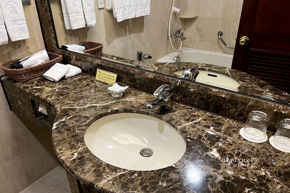 台南住宿│台南大飯店。簡單乾淨，Buffet早餐午餐都還不錯