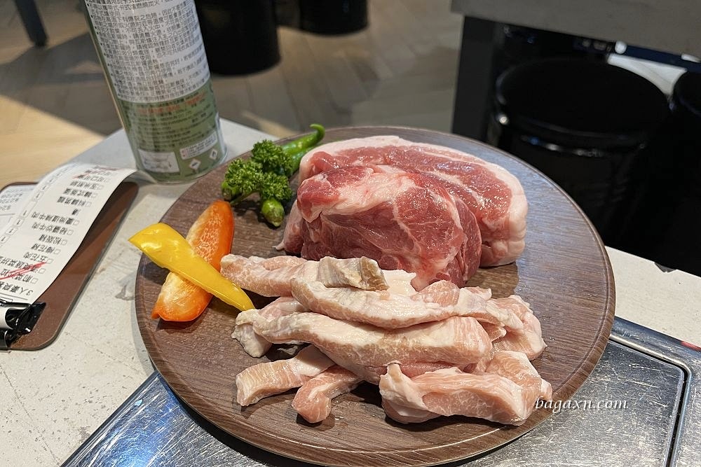 台中北屯│料韓男韓國熟成烤五花肉。桌邊代烤服務好，小菜吃到飽