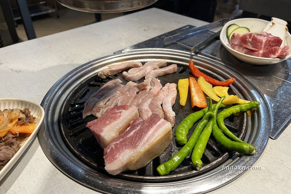 台中北屯│料韓男韓國熟成烤五花肉。桌邊代烤服務好，小菜吃到飽