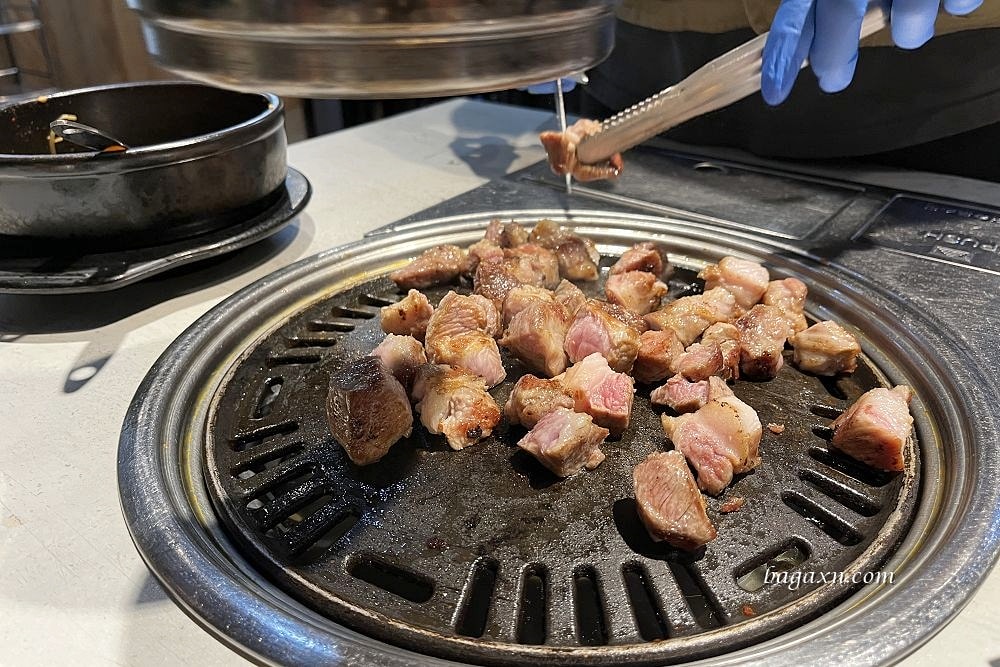 台中北屯│料韓男韓國熟成烤五花肉。桌邊代烤服務好，小菜吃到飽