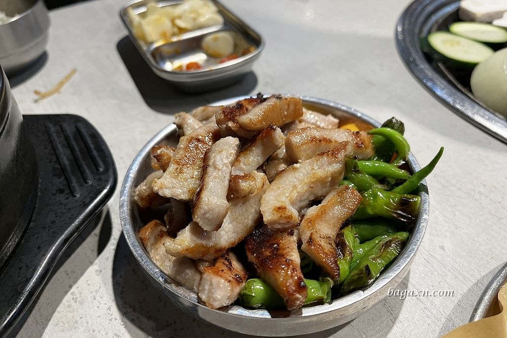 台中北屯│料韓男韓國熟成烤五花肉。桌邊代烤服務好，小菜吃到飽