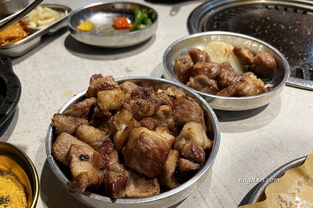 台中北屯│料韓男韓國熟成烤五花肉。桌邊代烤服務好，小菜吃到飽