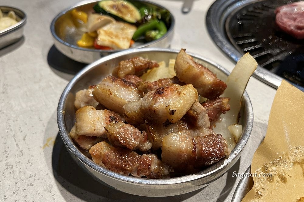 台中北屯│料韓男韓國熟成烤五花肉。桌邊代烤服務好，小菜吃到飽