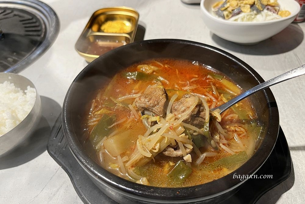 台中北屯│料韓男韓國熟成烤五花肉。桌邊代烤服務好，小菜吃到飽
