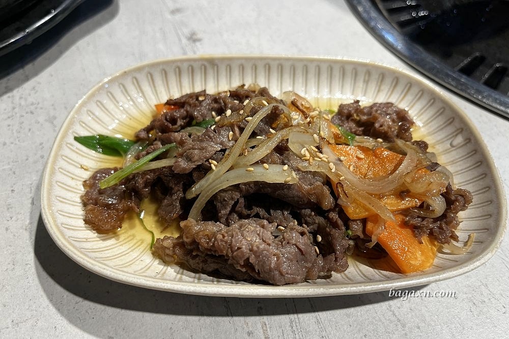 台中北屯│料韓男韓國熟成烤五花肉。桌邊代烤服務好，小菜吃到飽