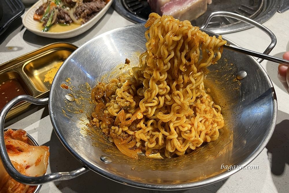 台中北屯│料韓男韓國熟成烤五花肉。桌邊代烤服務好，小菜吃到飽