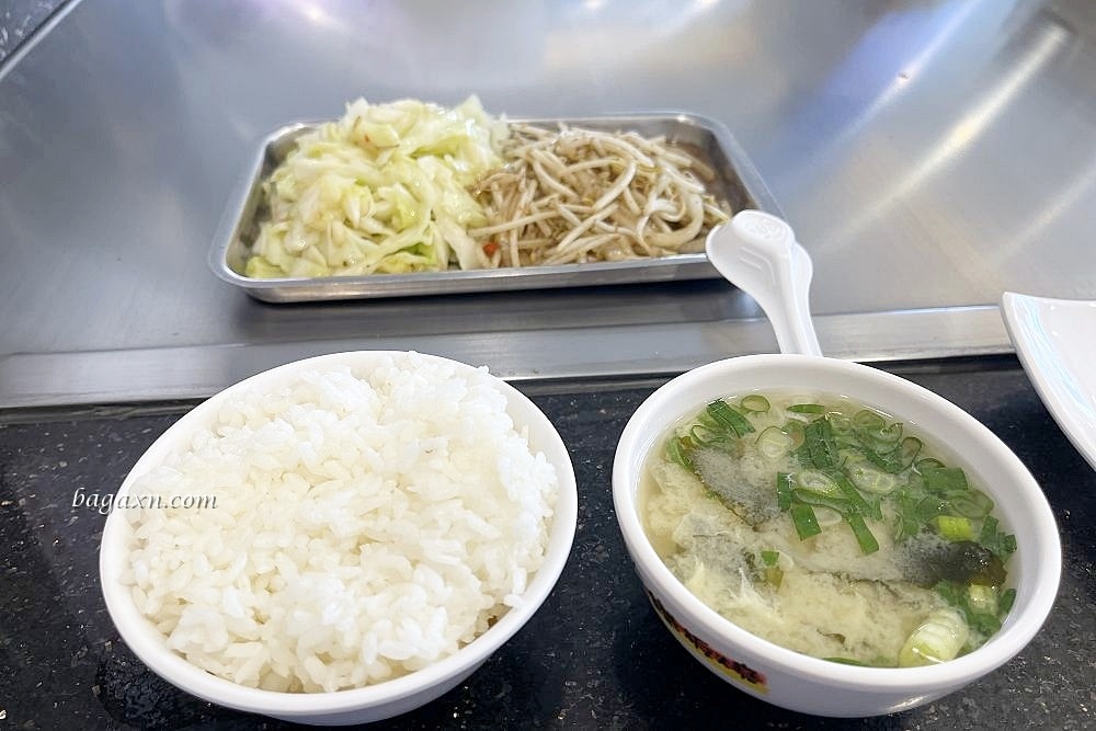 台中南屯│大埔鐵板燒86店/龍饌鐵板燒(五權西店)。兩間差不多，龍饌有送荷包蛋