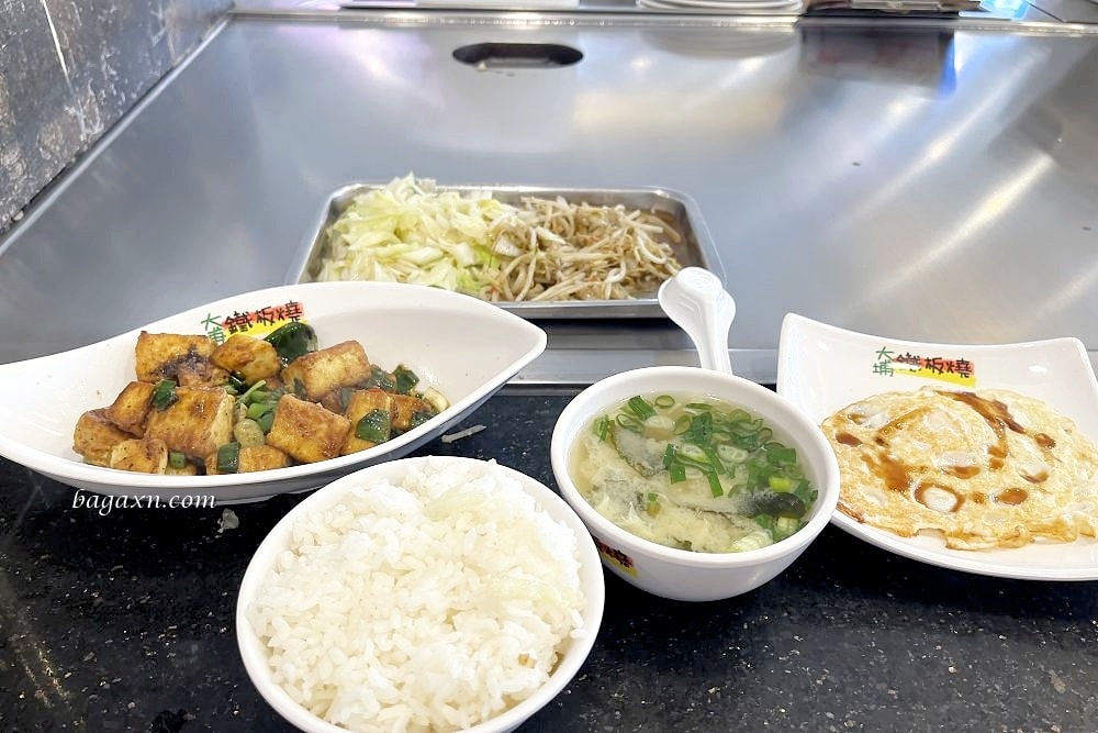 台中南屯│大埔鐵板燒86店/龍饌鐵板燒(五權西店)。兩間差不多，龍饌有送荷包蛋