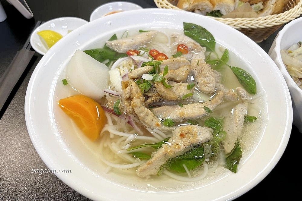 台中南屯│Pho Chic 越南河粉專賣店。河粉清爽可口，越南麵包也很好吃