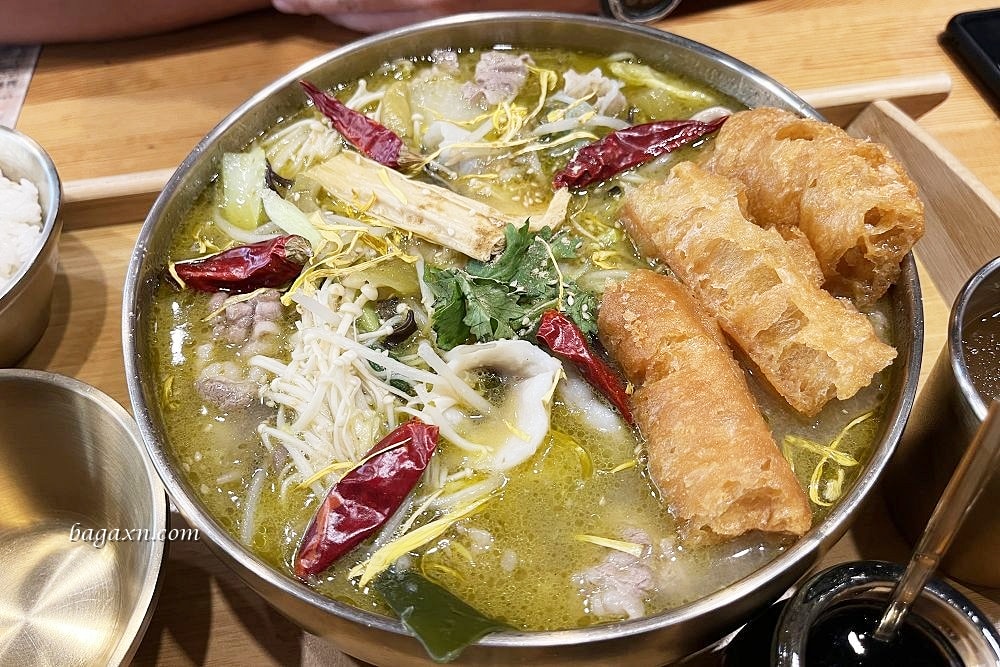 台中西屯│初酸那個魚。酸菜魚個人鍋，還有海鮮蓋飯可以升級