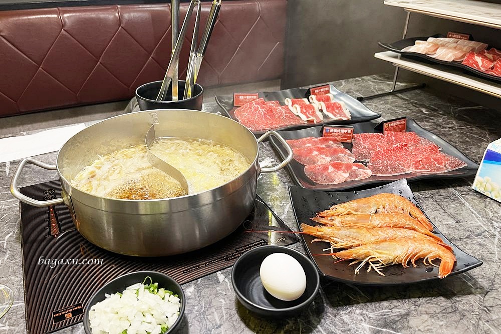 台中西區│新馬辣經典麻辣鍋-台中公益店。整排酒牆任君挑選，比吃肉還爽