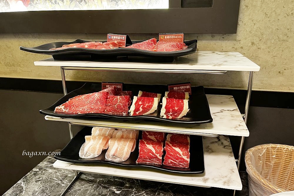 台中西區│新馬辣經典麻辣鍋-台中公益店。整排酒牆任君挑選，比吃肉還爽