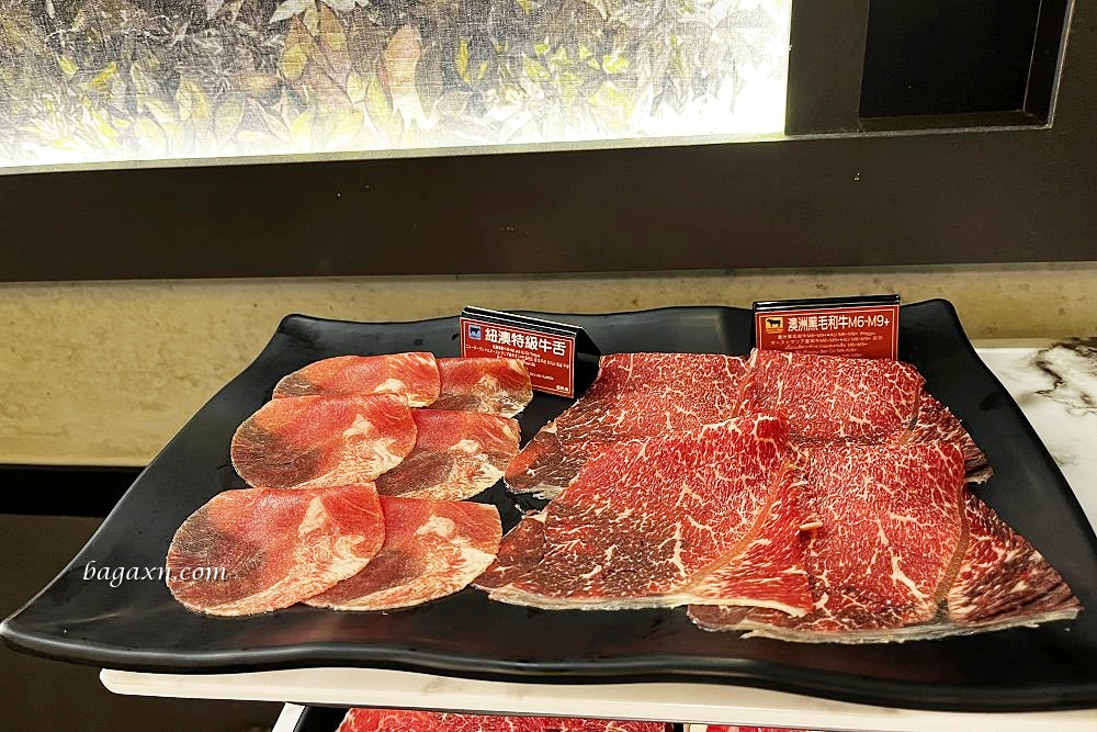 台中西區│新馬辣經典麻辣鍋-台中公益店。整排酒牆任君挑選，比吃肉還爽