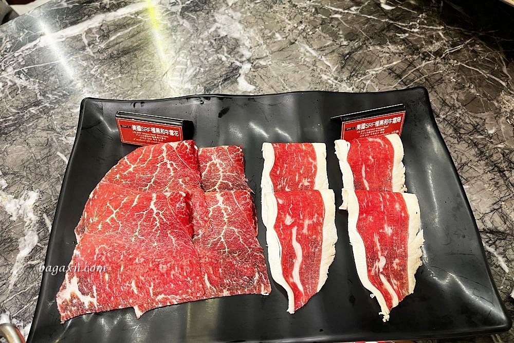 台中西區│新馬辣經典麻辣鍋-台中公益店。整排酒牆任君挑選，比吃肉還爽