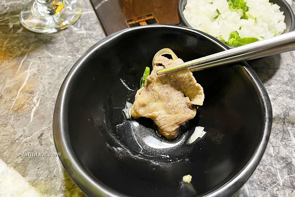 台中西區│新馬辣經典麻辣鍋-台中公益店。整排酒牆任君挑選，比吃肉還爽