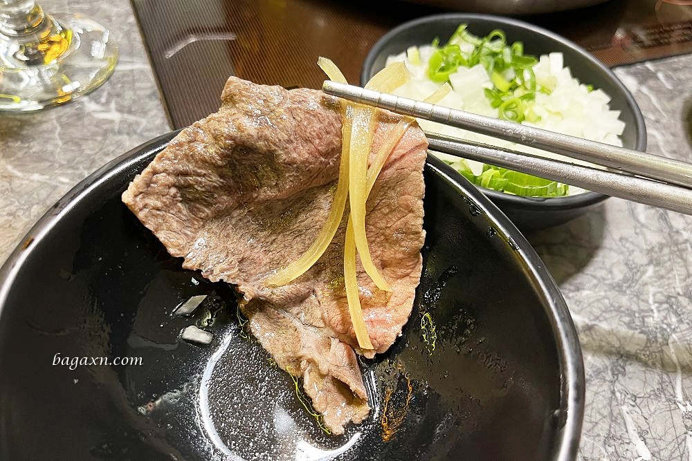 台中西區│新馬辣經典麻辣鍋-台中公益店。整排酒牆任君挑選，比吃肉還爽