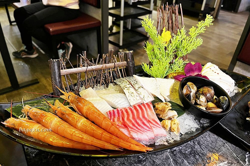 台中西區│新馬辣經典麻辣鍋-台中公益店。整排酒牆任君挑選，比吃肉還爽