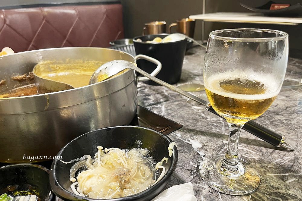 台中西區│新馬辣經典麻辣鍋-台中公益店。整排酒牆任君挑選，比吃肉還爽