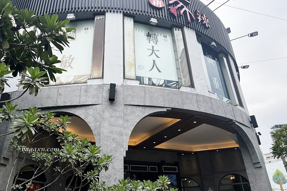 台中西區│新馬辣經典麻辣鍋-台中公益店。整排酒牆任君挑選，比吃肉還爽
