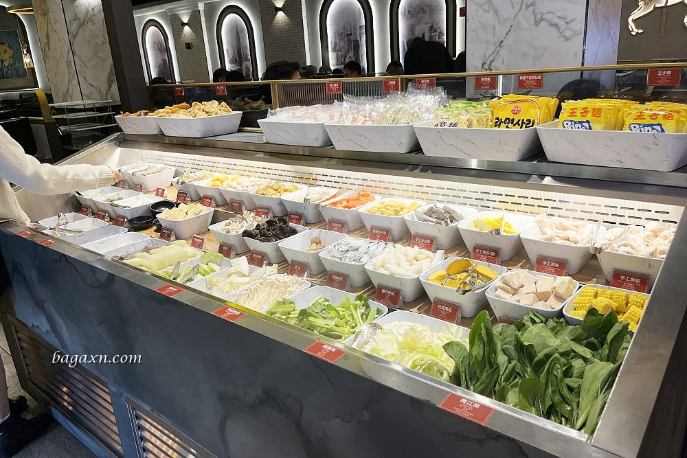 台中西區│新馬辣經典麻辣鍋-台中公益店。整排酒牆任君挑選，比吃肉還爽