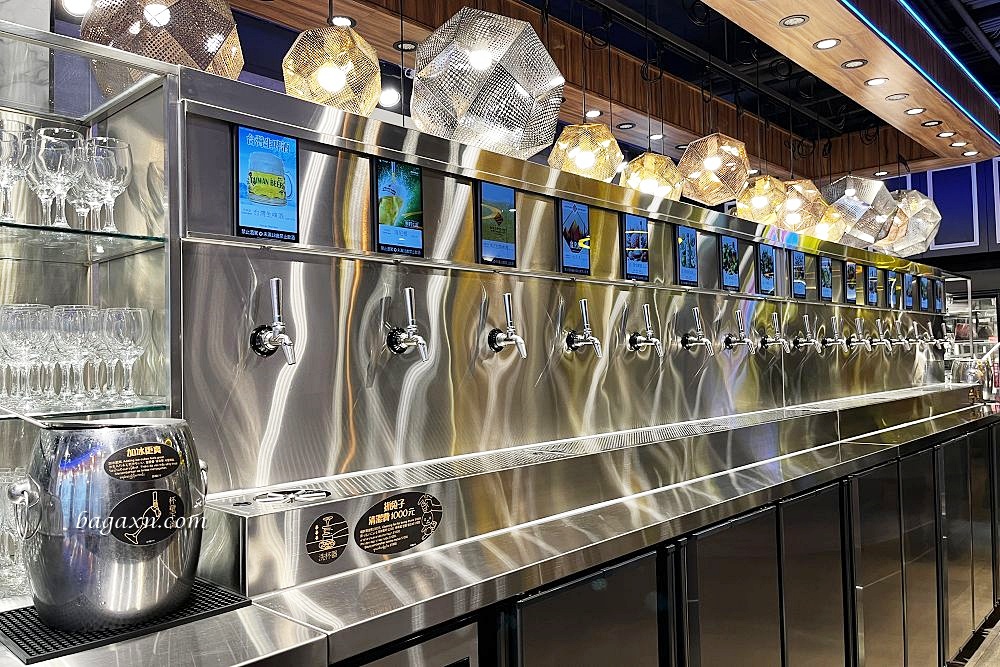 台中西區│新馬辣經典麻辣鍋-台中公益店。整排酒牆任君挑選，比吃肉還爽