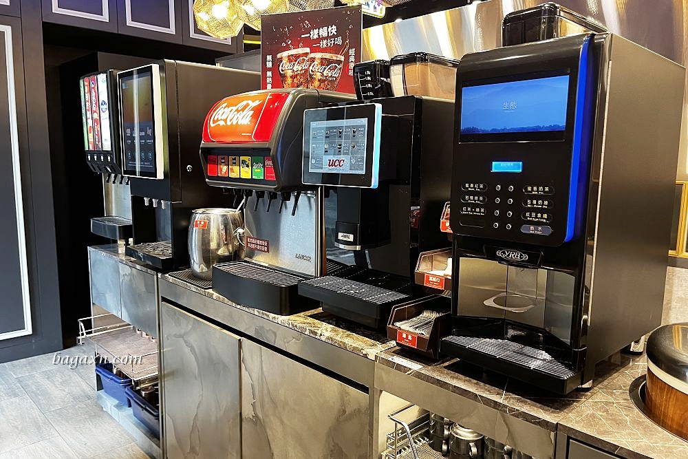 台中西區│新馬辣經典麻辣鍋-台中公益店。整排酒牆任君挑選，比吃肉還爽