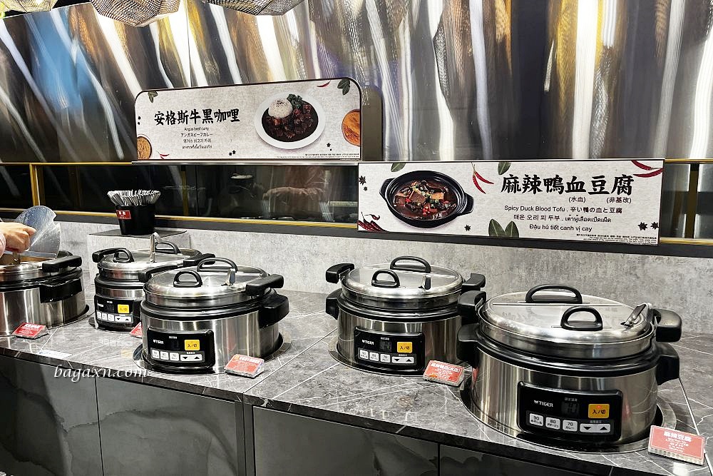 台中西區│新馬辣經典麻辣鍋-台中公益店。整排酒牆任君挑選，比吃肉還爽