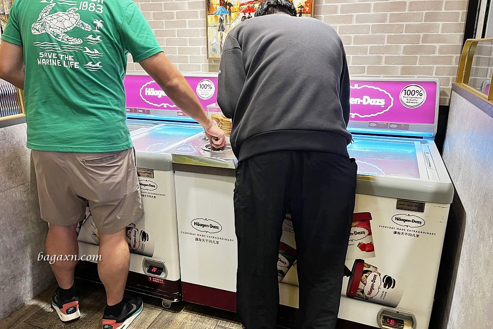 台中西區│新馬辣經典麻辣鍋-台中公益店。整排酒牆任君挑選，比吃肉還爽